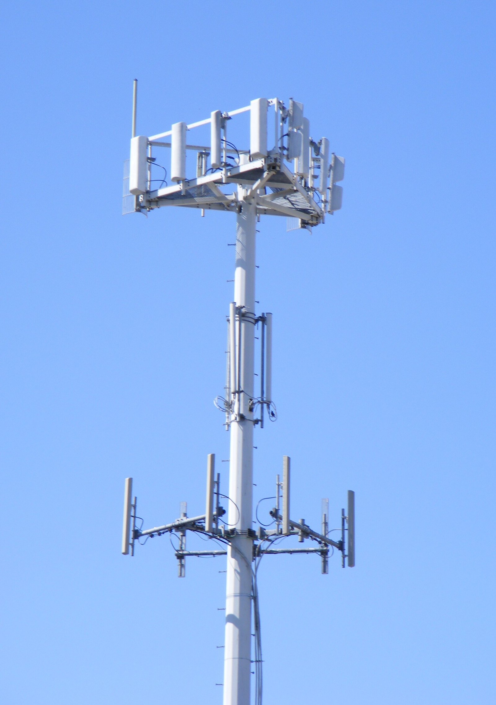 How Mobile-Network Weaknesses Can Turn Phones Into Location Intelligence