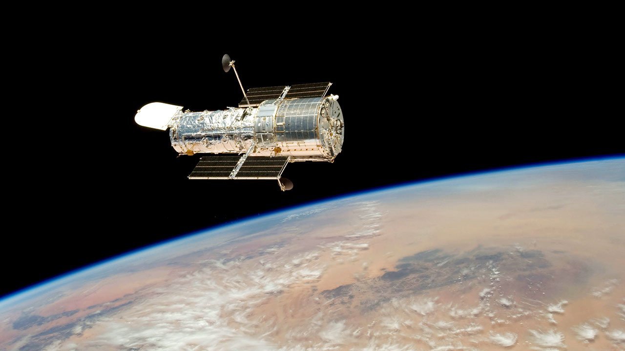 Hubble Marks 200,000 Orbits With a Cosmic Search