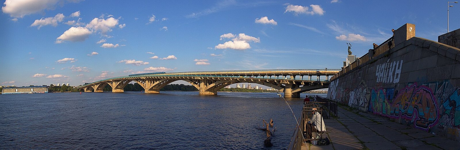 Russian Strikes Hit Dnipro as Kyiv and Moscow Threaten Wider Escalation
